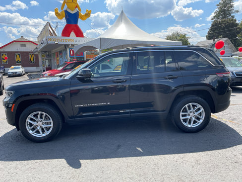Used 2023 Jeep Grand Cherokee Laredo image 2
