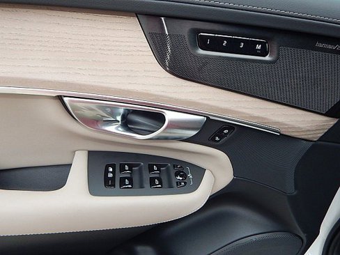 New 2026 Volvo XC90 B6 Plus w/ Protection Package Premier image 16