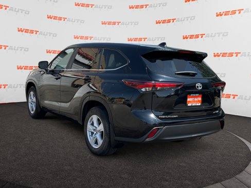 Used 2024 Toyota Highlander LE image 3
