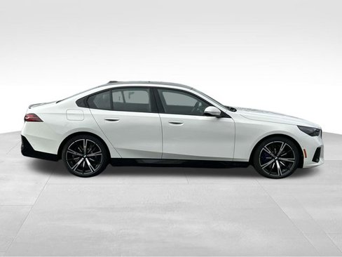 New 2026 BMW 550e xDrive w/ Premium Package image 2