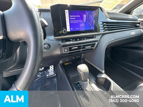 Used 2025 Toyota Camry SE image 35
