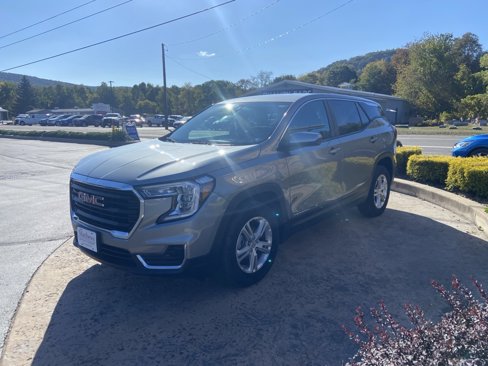 Used 2024 GMC Terrain SLE image 3