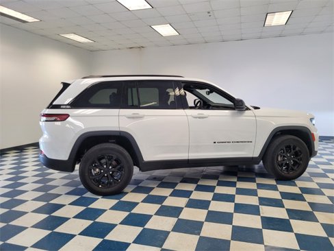 Used 2024 Jeep Grand Cherokee Altitude image 11