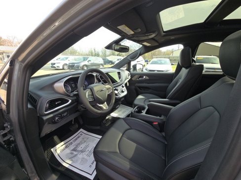 New 2025 Chrysler Pacifica Select w/ Uconnect Theater Family Group image 12