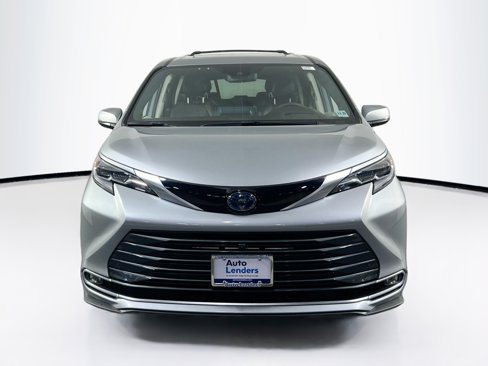 Used 2024 Toyota Sienna Platinum image 2