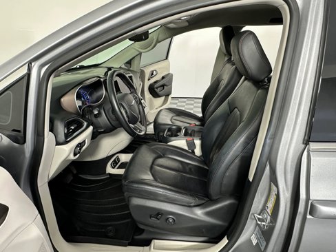 Used 2017 Chrysler Pacifica Premium image 25