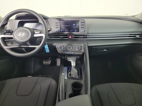 New 2025 Hyundai Elantra SE image 4