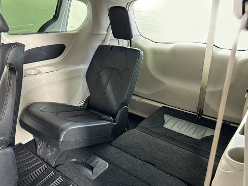 Used 2017 Chrysler Pacifica Premium image 36