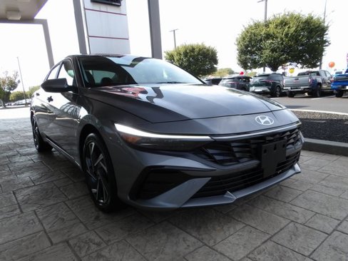 Used 2024 Hyundai Elantra Limited image 3