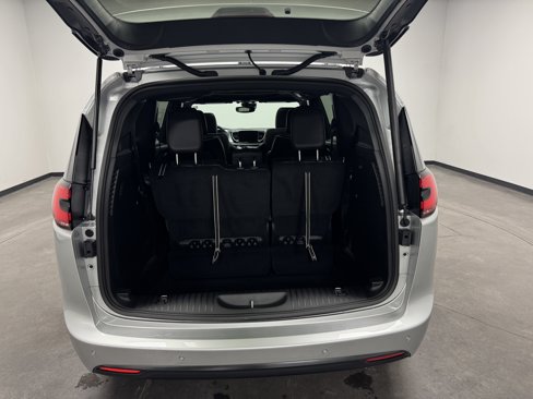 New 2026 Chrysler Pacifica Limited image 13
