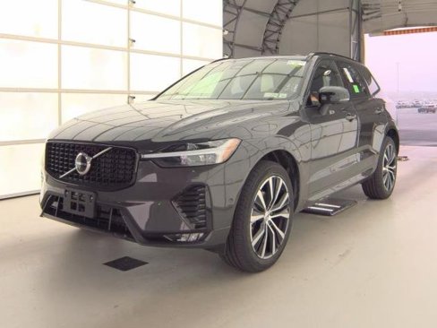 Certified 2025 Volvo XC60 B5 Plus image 2