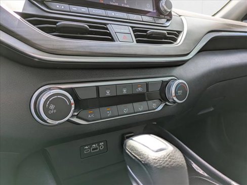 Used 2024 Nissan Altima 2.5 SV image 14