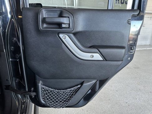 Used 2012 Jeep Wrangler Unlimited Rubicon image 16