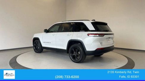 Used 2023 Jeep Grand Cherokee Limited w/ Black Appearance Package image 5