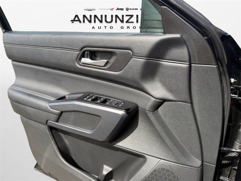 Used 2025 Nissan Pathfinder SL image 28