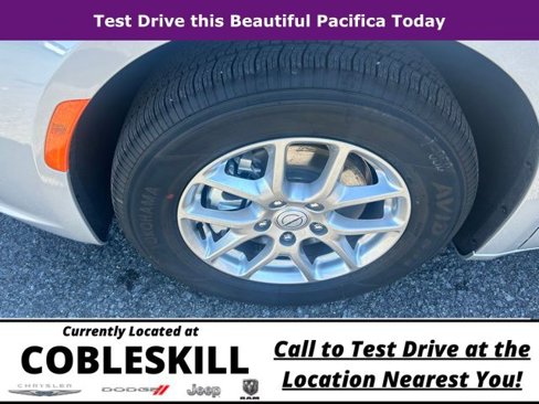 New 2026 Chrysler Pacifica Select image 9