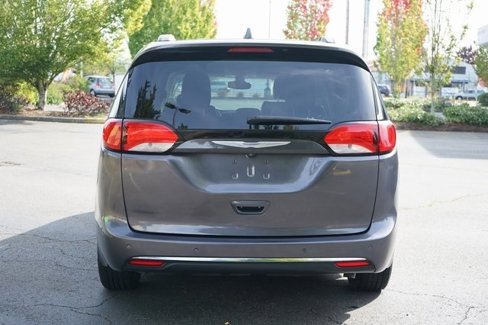 Used 2017 Chrysler Pacifica Touring-L image 4