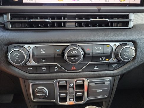 New 2025 Jeep Gladiator Sport image 15