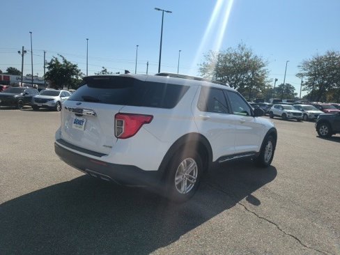 Used 2022 Ford Explorer XLT w/ Equipment Group 202A image 5