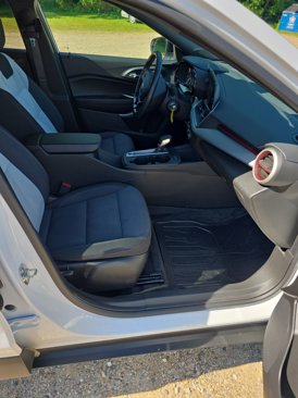Used 2025 Chevrolet Trax RS w/ Driver Confidence Package image 17