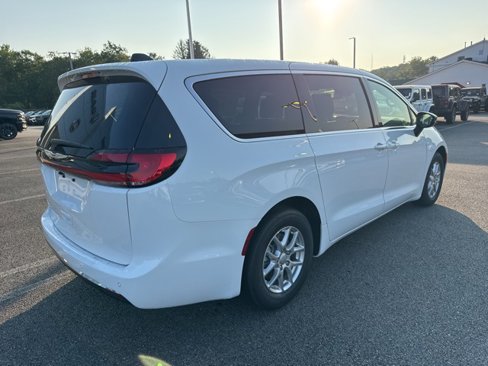 New 2026 Chrysler Pacifica Select image 3