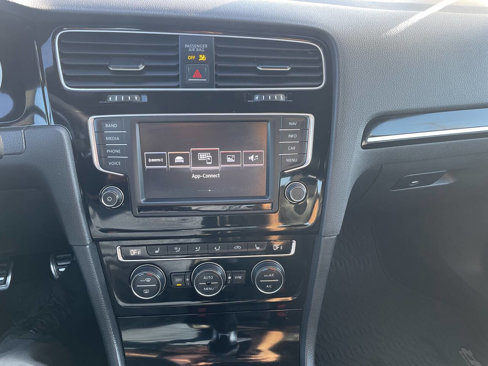 Used 2016 Volkswagen Golf 4-Door image 24