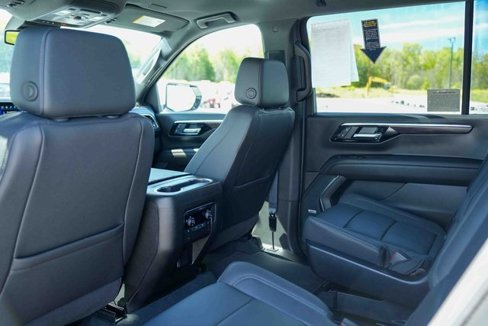 Used 2025 Chevrolet Suburban Z71 image 30