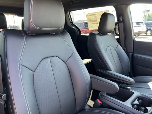 New 2026 Chrysler Pacifica Select image 12