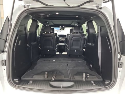 Used 2025 Chrysler Pacifica Limited image 10