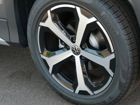 New 2025 Volkswagen Tiguan SE image 3