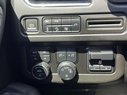 Used 2022 Chevrolet Suburban Z71 w/ Z71 Off-Road Package image 26