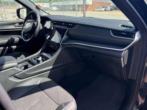 New 2025 Jeep Grand Cherokee Altitude image 14