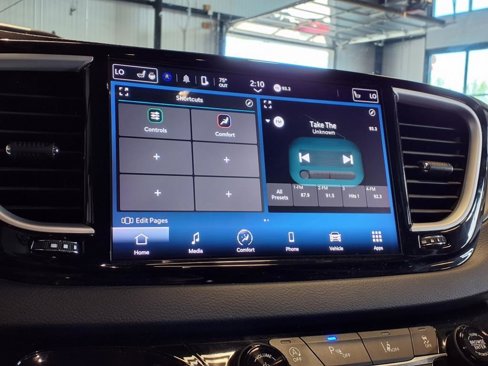 Used 2023 Chrysler Pacifica Touring-L image 23