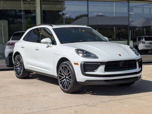 Certified 2025 Porsche Macan image 7