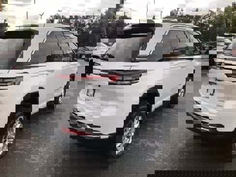 New 2025 Jeep Grand Cherokee Laredo image 13