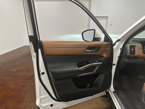 Used 2024 Nissan Pathfinder Platinum image 59
