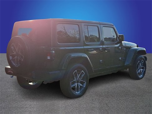 Used 2024 Jeep Wrangler Unlimited image 4