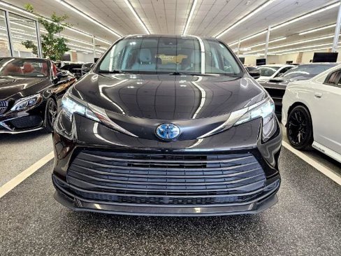Used 2023 Toyota Sienna LE image 3