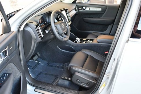 Used 2024 Volvo XC40 B5 Plus image 39