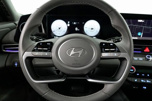Used 2025 Hyundai Elantra SEL image 11
