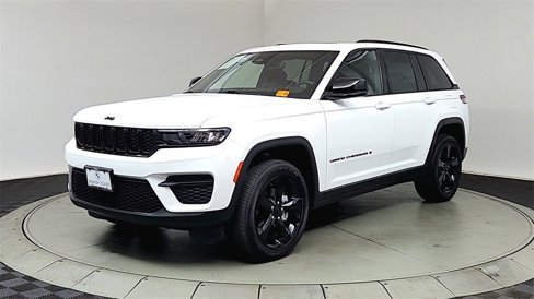 Used 2022 Jeep Grand Cherokee Altitude image 3