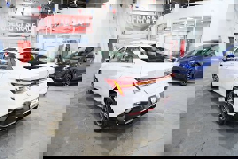 Used 2025 Hyundai Elantra SEL image 8