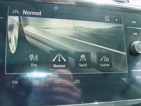 Used 2020 Volkswagen Tiguan SEL w/ 3rd Row Seat Package image 29