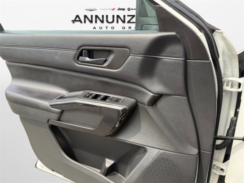 Used 2024 Nissan Pathfinder S image 28