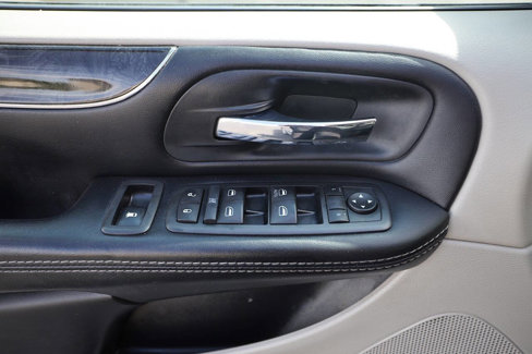 Used 2015 Chrysler Town & Country Touring image 16