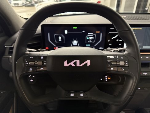 Used 2024 Kia EV9 Land image 11