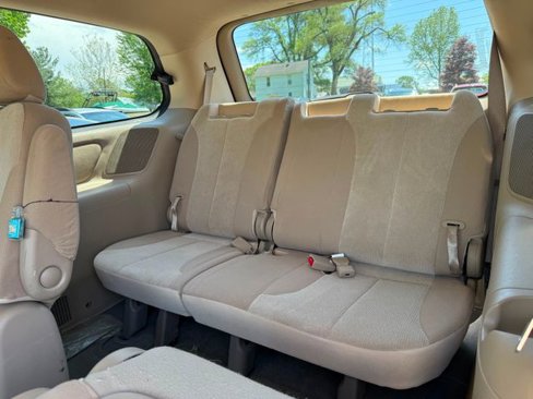 Used 2011 Kia Sedona LX image 9