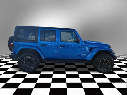 Used 2022 Jeep Wrangler Unlimited Sahara w/ Cold Weather Group image 9