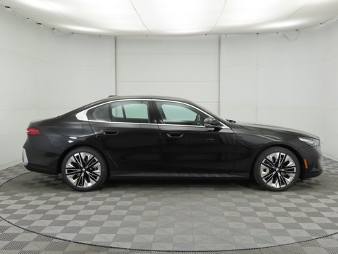 Used 2025 BMW 530i w/ Premium Package image 4