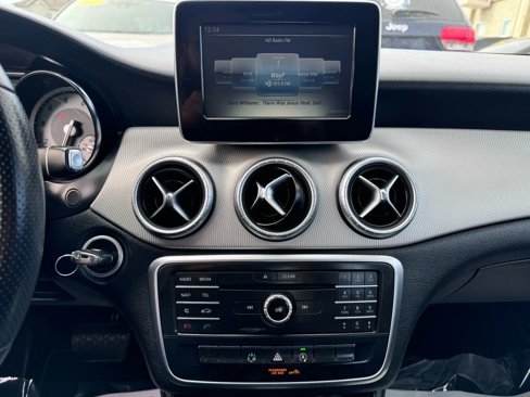 Used 2015 Mercedes-Benz CLA 250 image 34